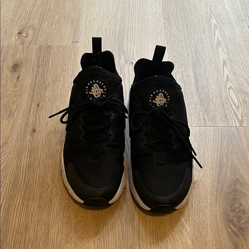 Women’s Nike Air Huarache Shoes in Black/White. Size 9.5